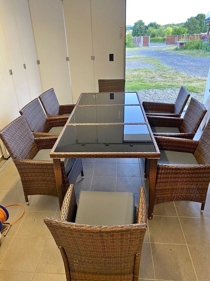 Gotland 10-Piece Indoor/Outdoor Dining Table Set, Garden Patio Rattan Set with Tempered Glass/Brown Wood Tabletop, Removable Cushions and Parasol Opening for Patio, Backyard, 8 Chairs - Brown 《NO8》