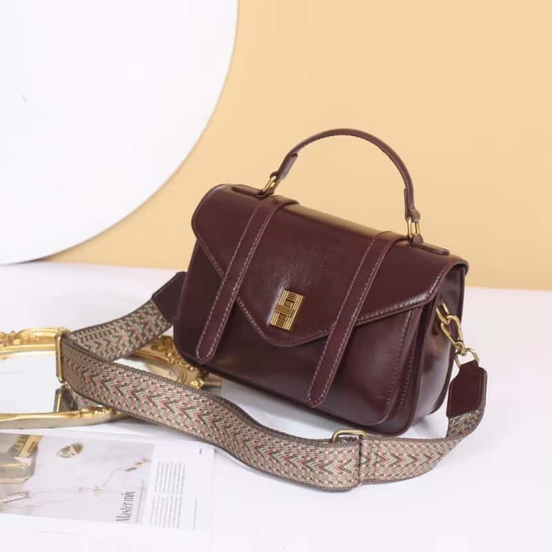 Genuine leather commuter bag 2025 new top layer cowhide messenger bag vegetable tanned ladies versatile shoulder bag messenger bag