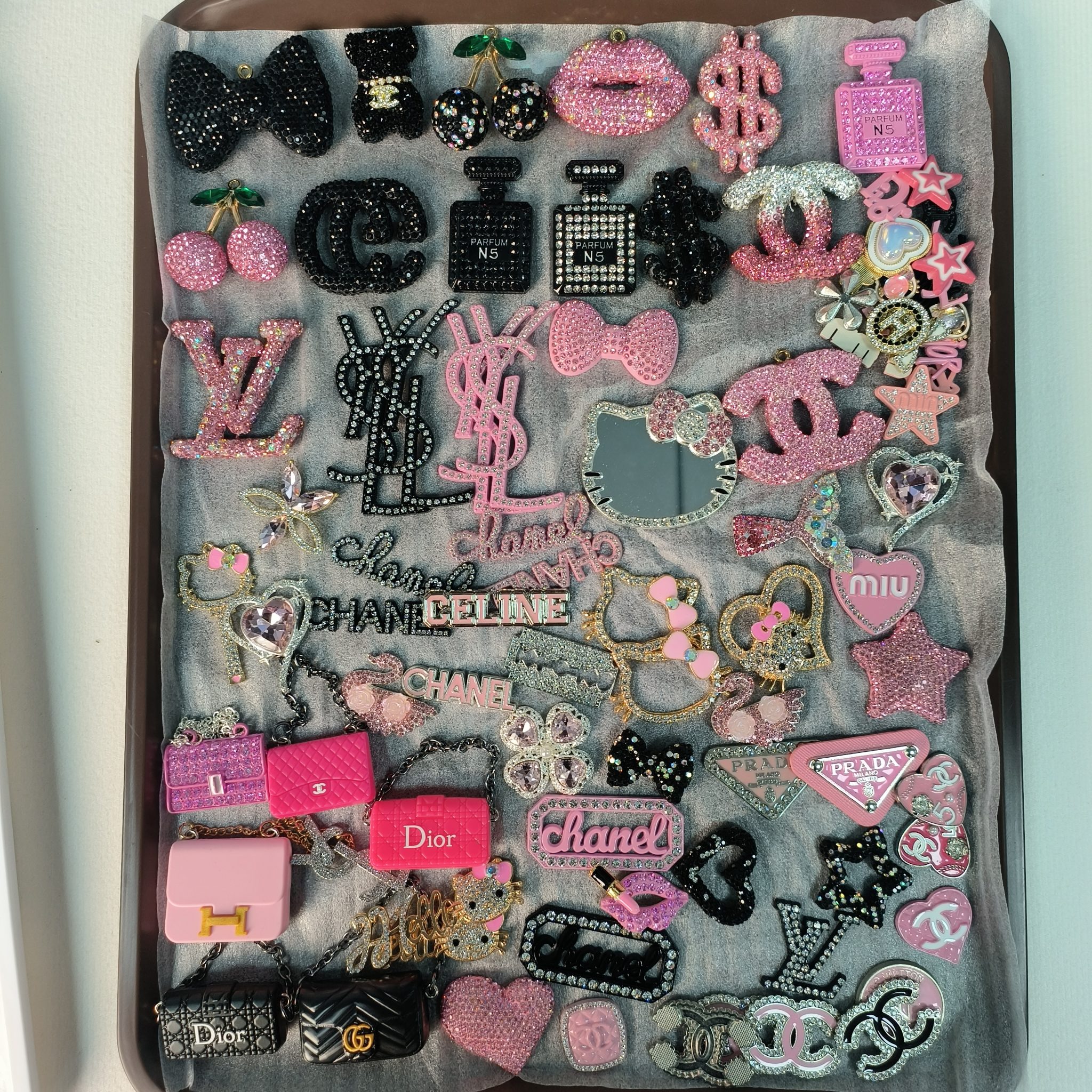 50-100PCS MIX PINK-BLACK LUX CHARMS