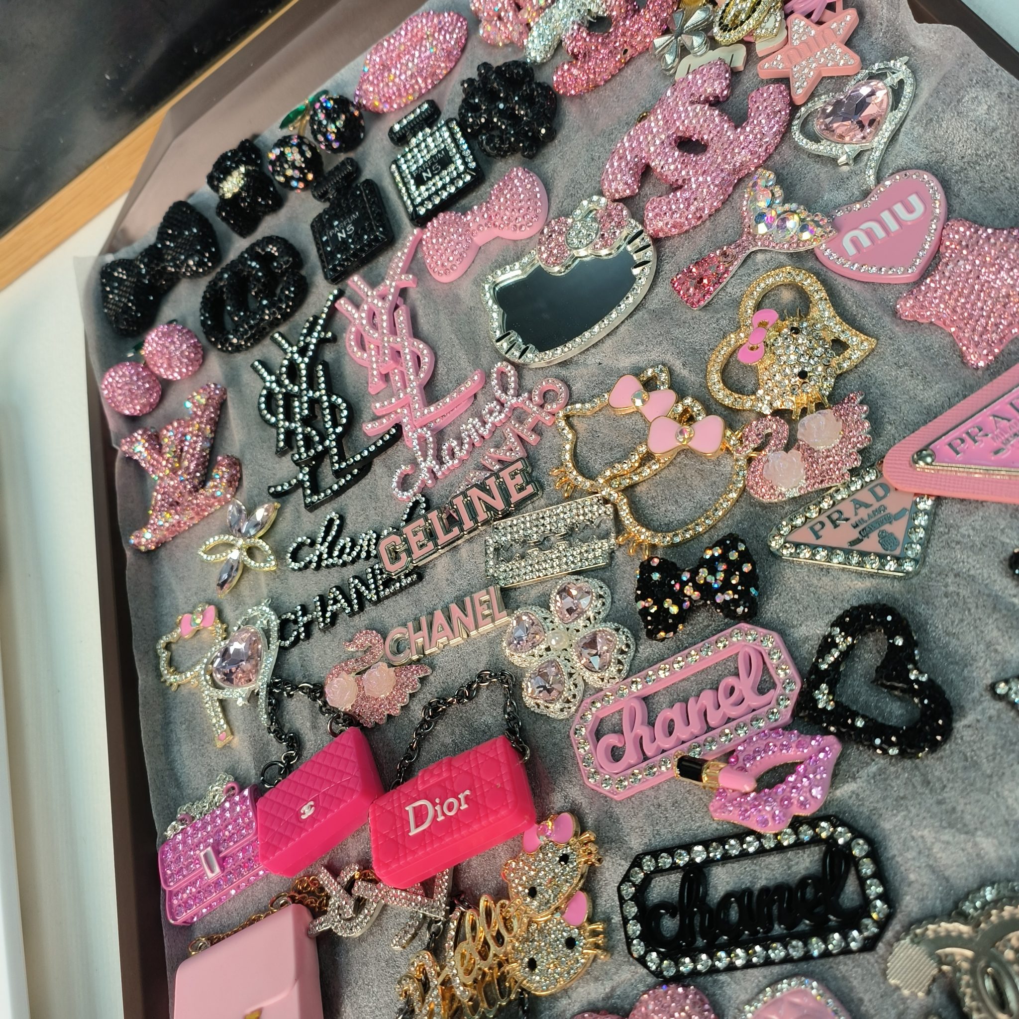 50-100PCS MIX PINK-BLACK LUX CHARMS