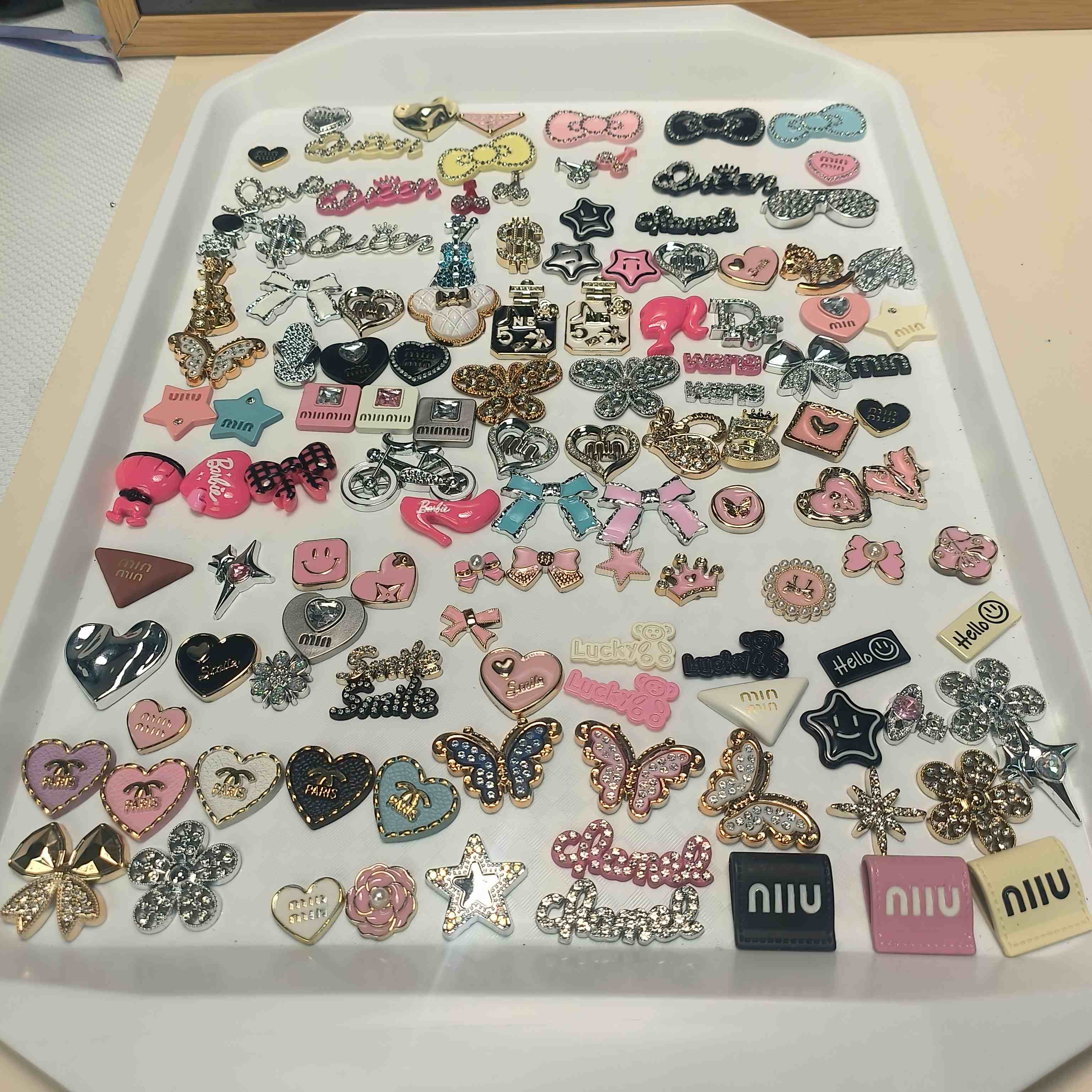 100-300PCS MIX CHARMS (Non-Metal) for various DIY projects such as junk cases, shoes, socks, hats, etc.