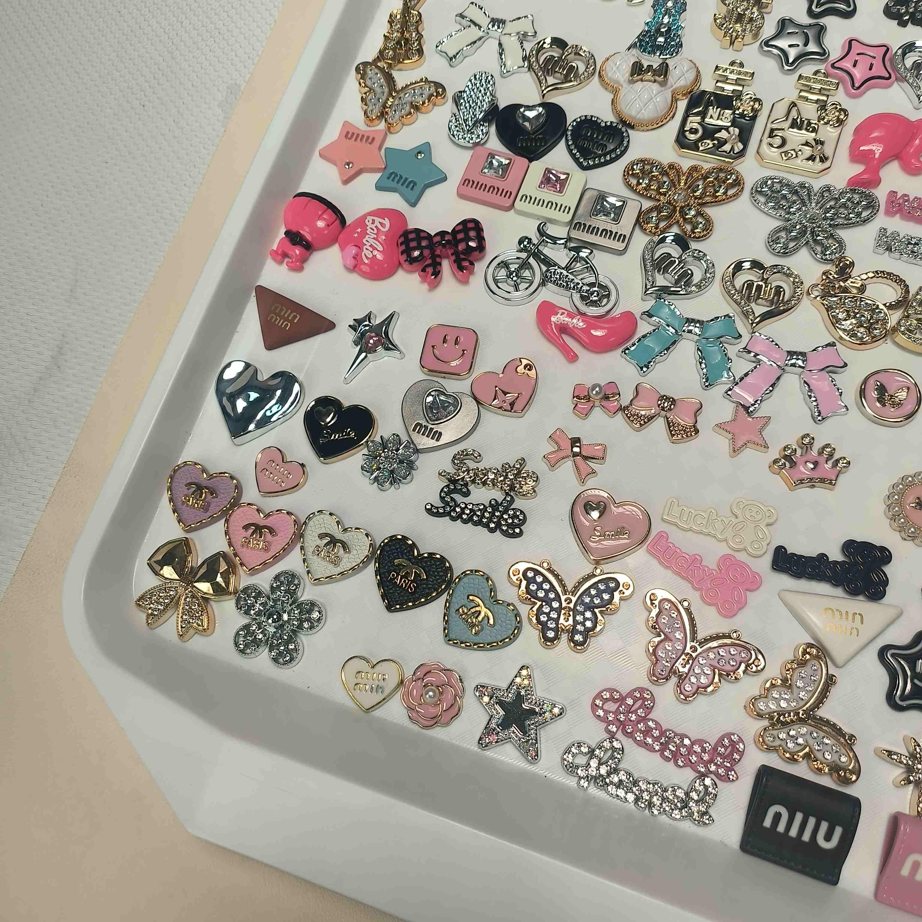 100-300PCS MIX CHARMS (Non-Metal) for various DIY projects such as junk cases, shoes, socks, hats, etc.