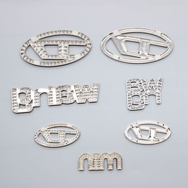 Trend Letter D With Diamonds