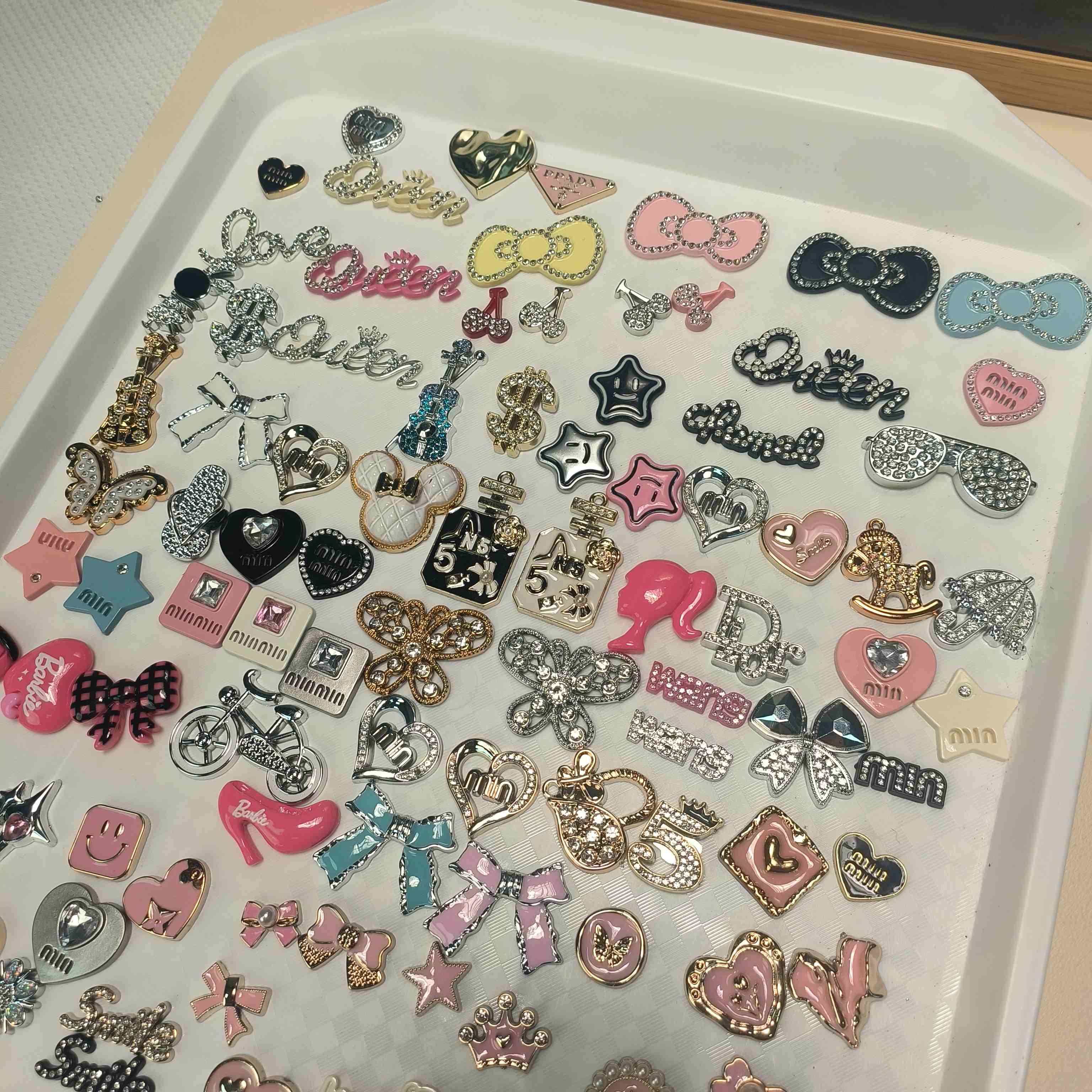 100-300PCS MIX CHARMS (Non-Metal) for various DIY projects such as junk cases, shoes, socks, hats, etc.