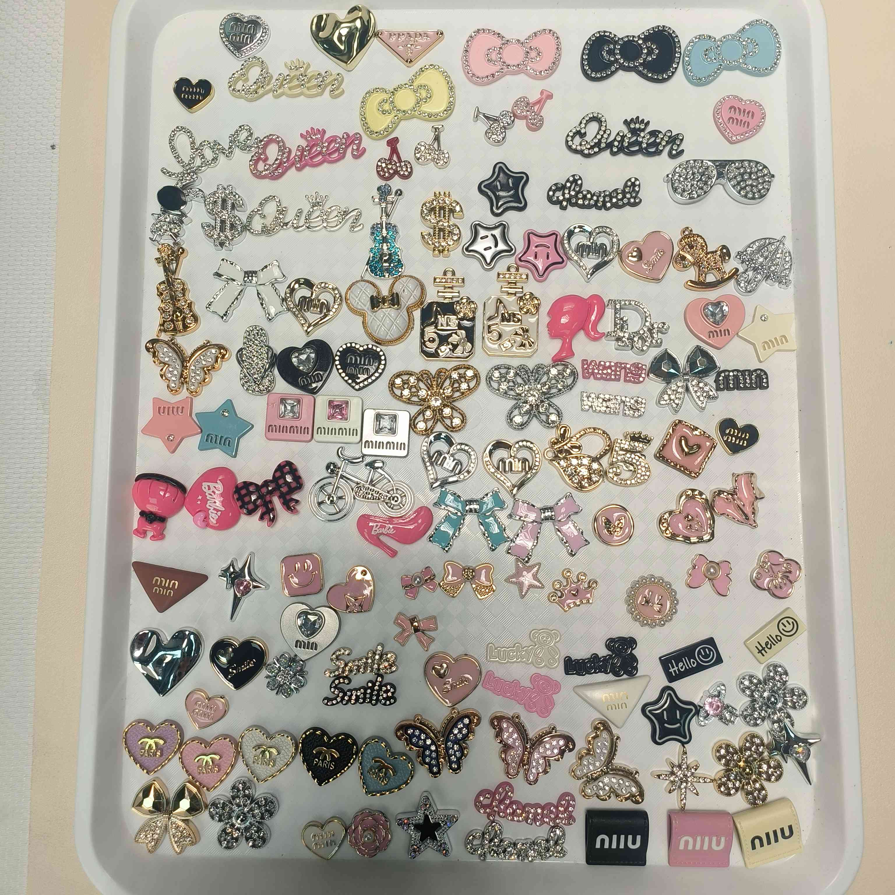 100-300PCS MIX CHARMS (Non-Metal) for various DIY projects such as junk cases, shoes, socks, hats, etc.