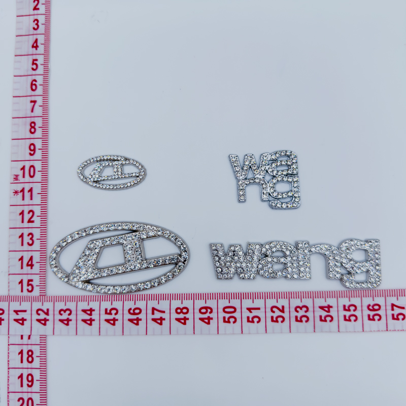 Trend Letter D With Diamonds