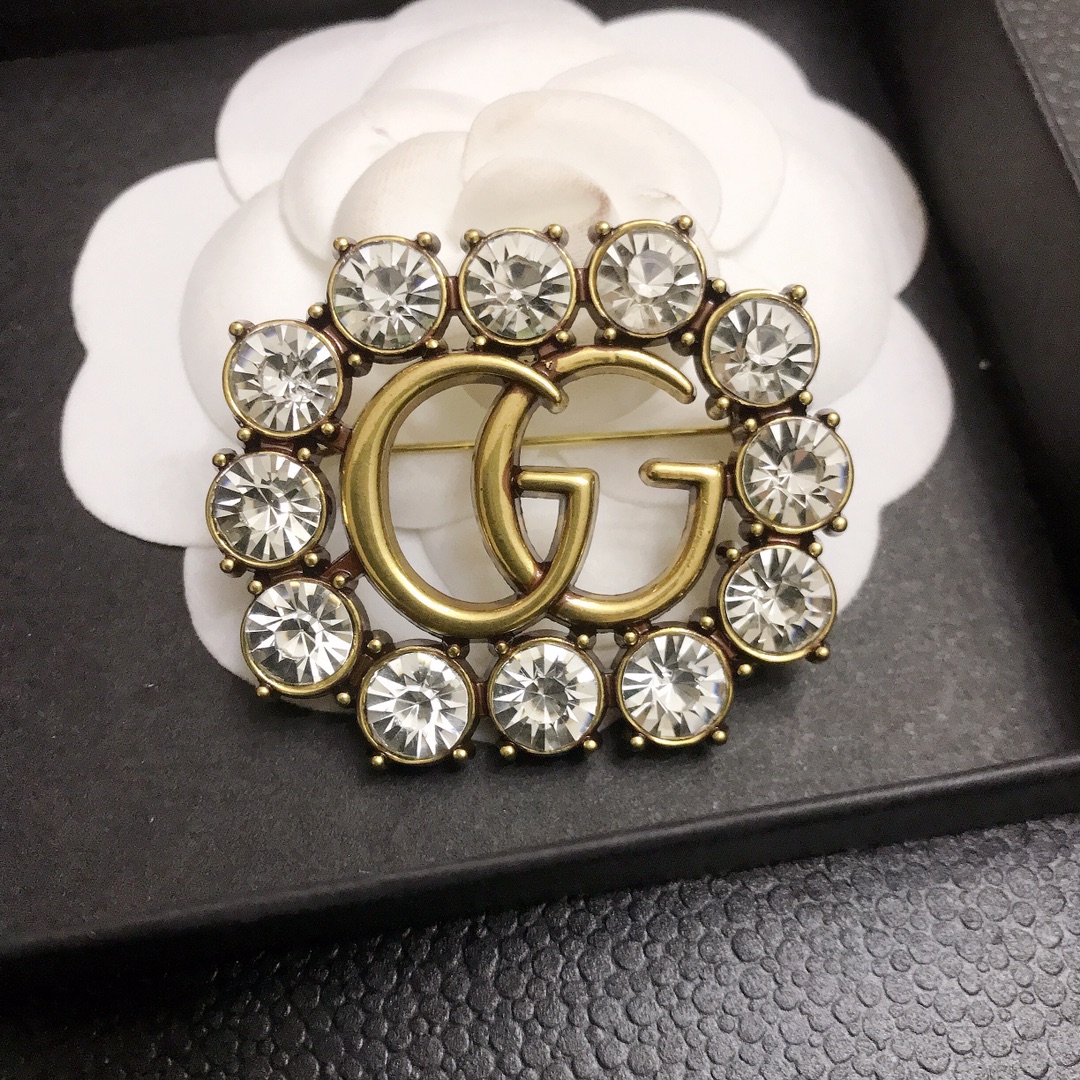 GG encircled by diamonds