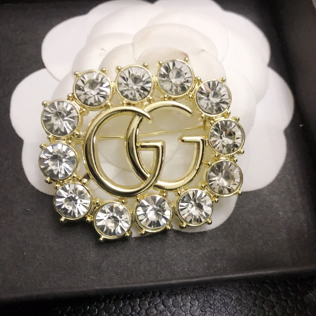 GG encircled by diamonds