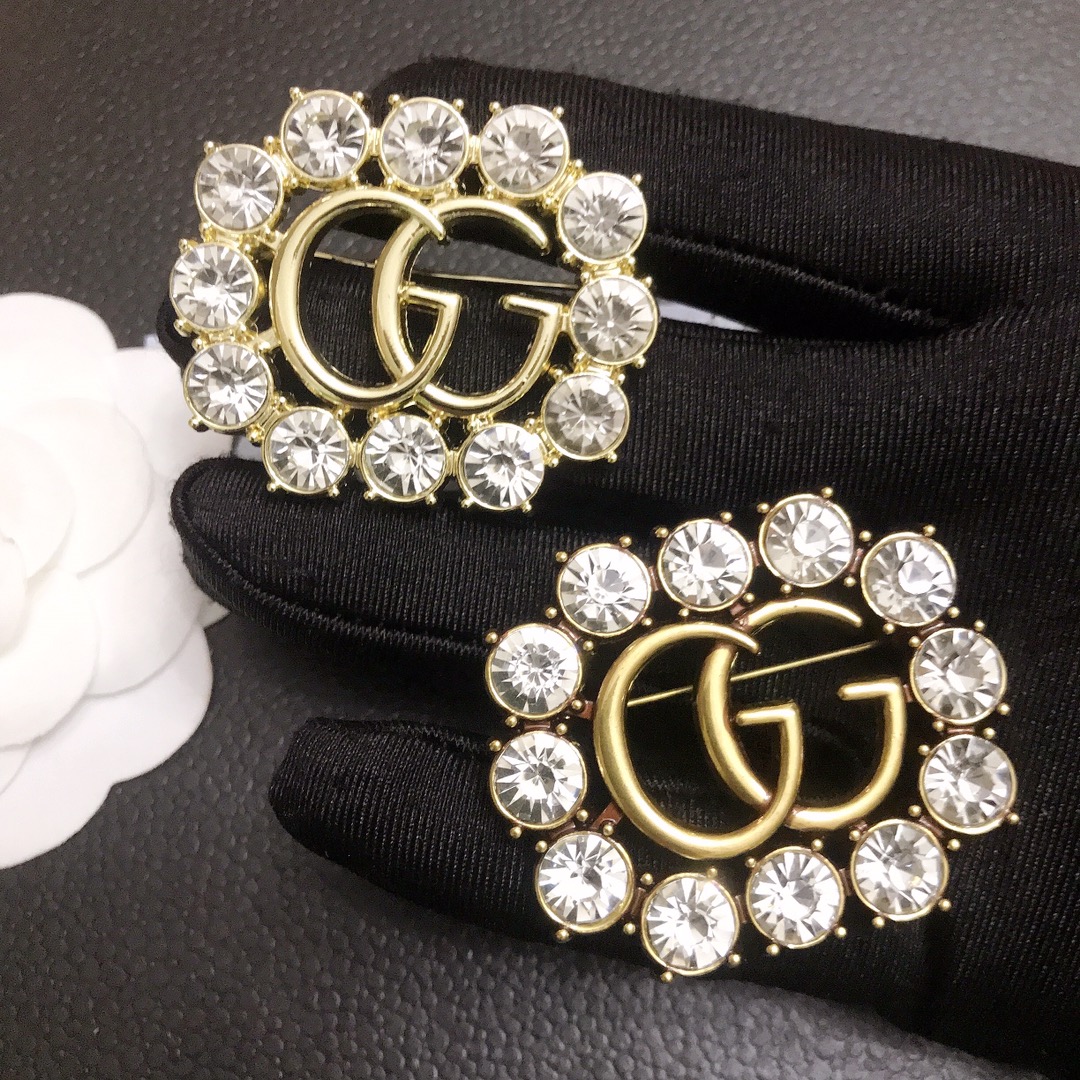 GG encircled by diamonds