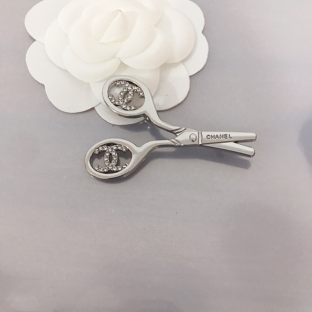 CC-Scissor shaped with Diamond 57MM*37MM