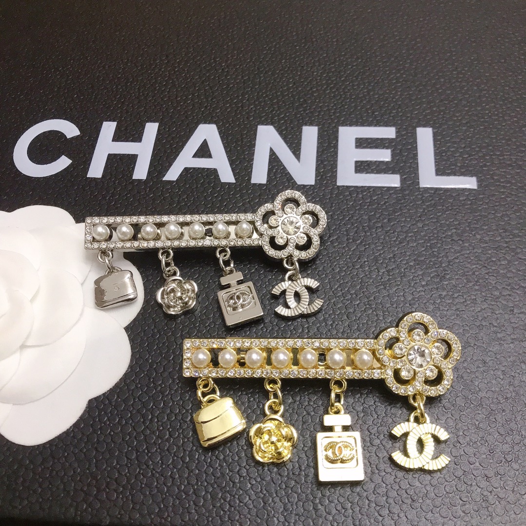 CC-key Shape With pearls and  diamond 65MM*40MM