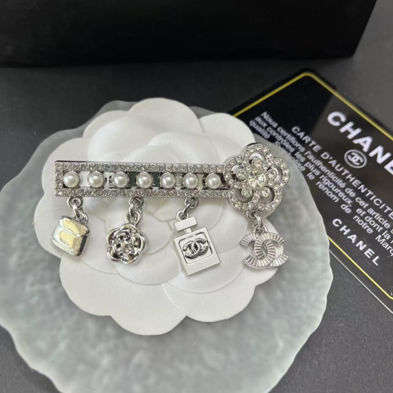 CC-key Shape With pearls and  diamond 65MM*40MM