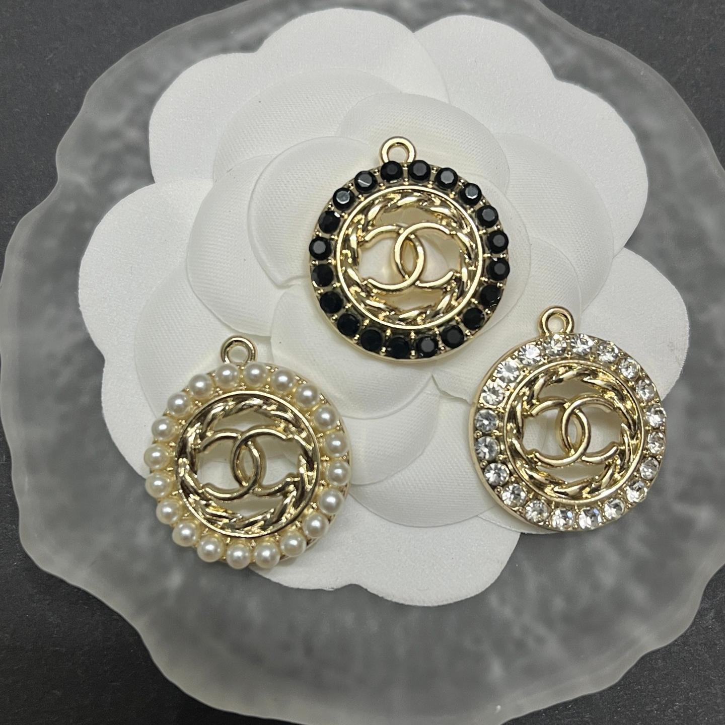 CC encircled by diamonds or pearls 23MM*23MM