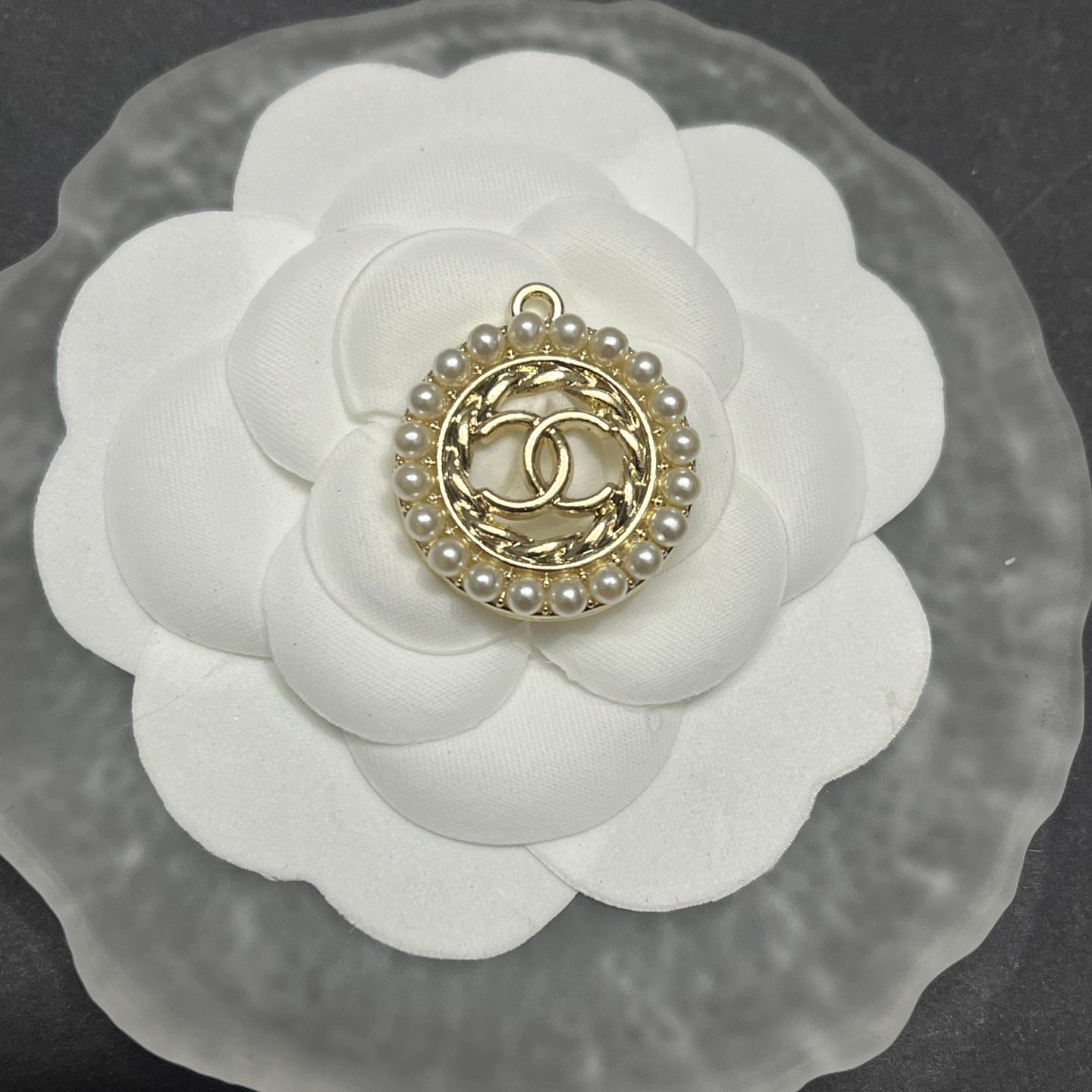 CC encircled by diamonds or pearls 23MM*23MM