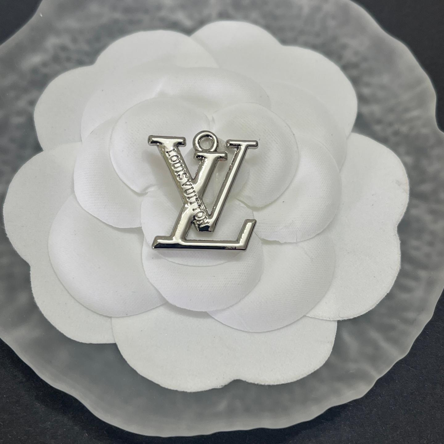 L-with letters in the middle 21MM*19MM