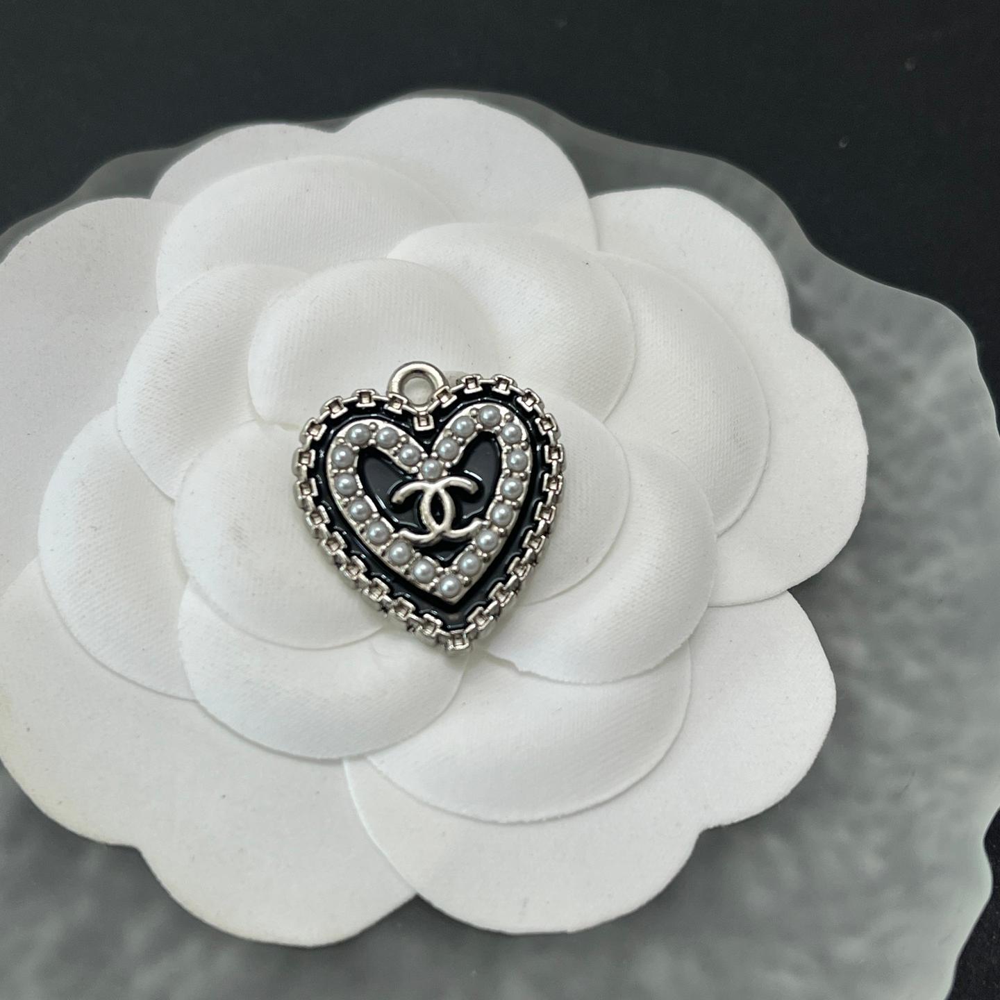 CC-Love Shape With Pearls 22MM*20MM