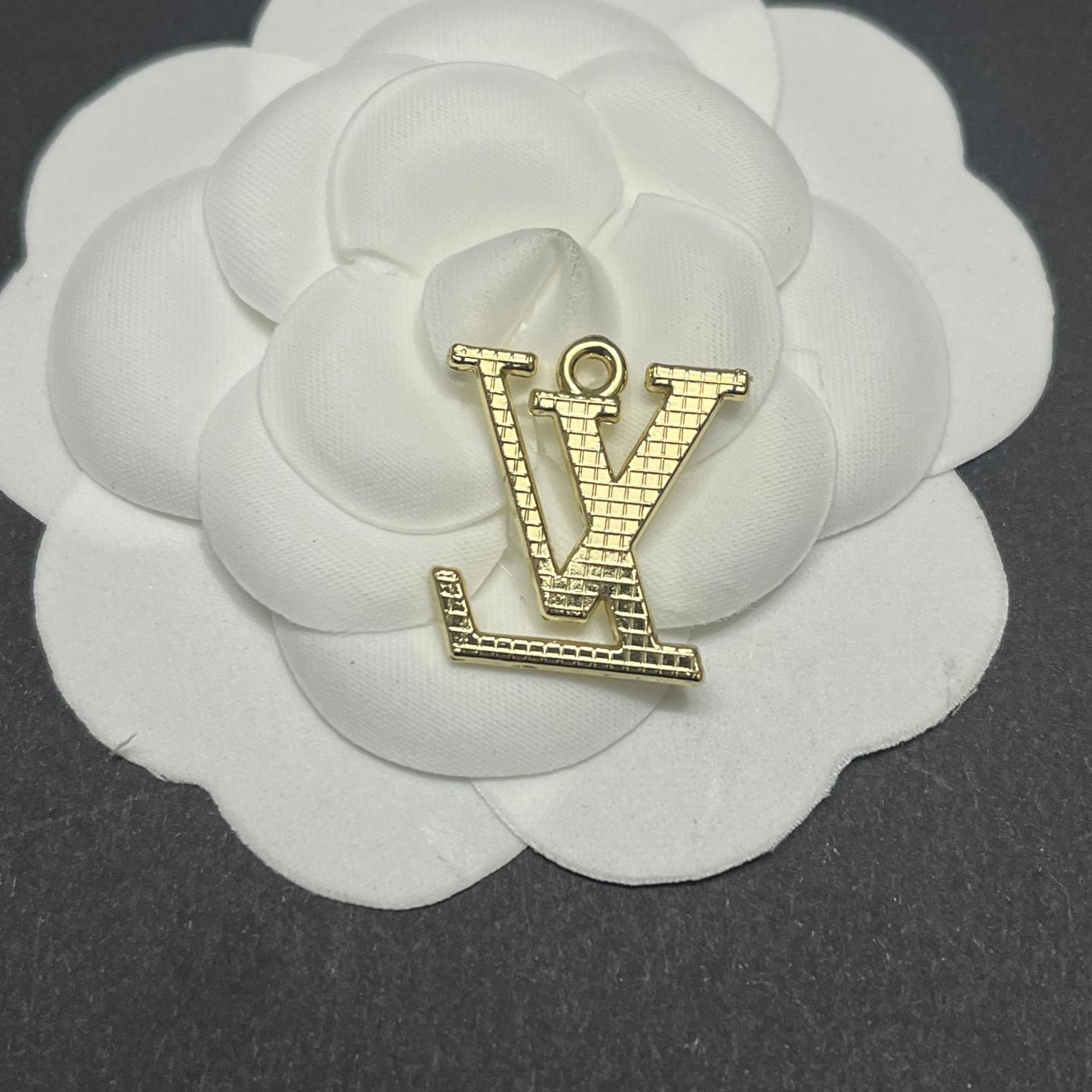 L-with letters in the middle 21MM*19MM