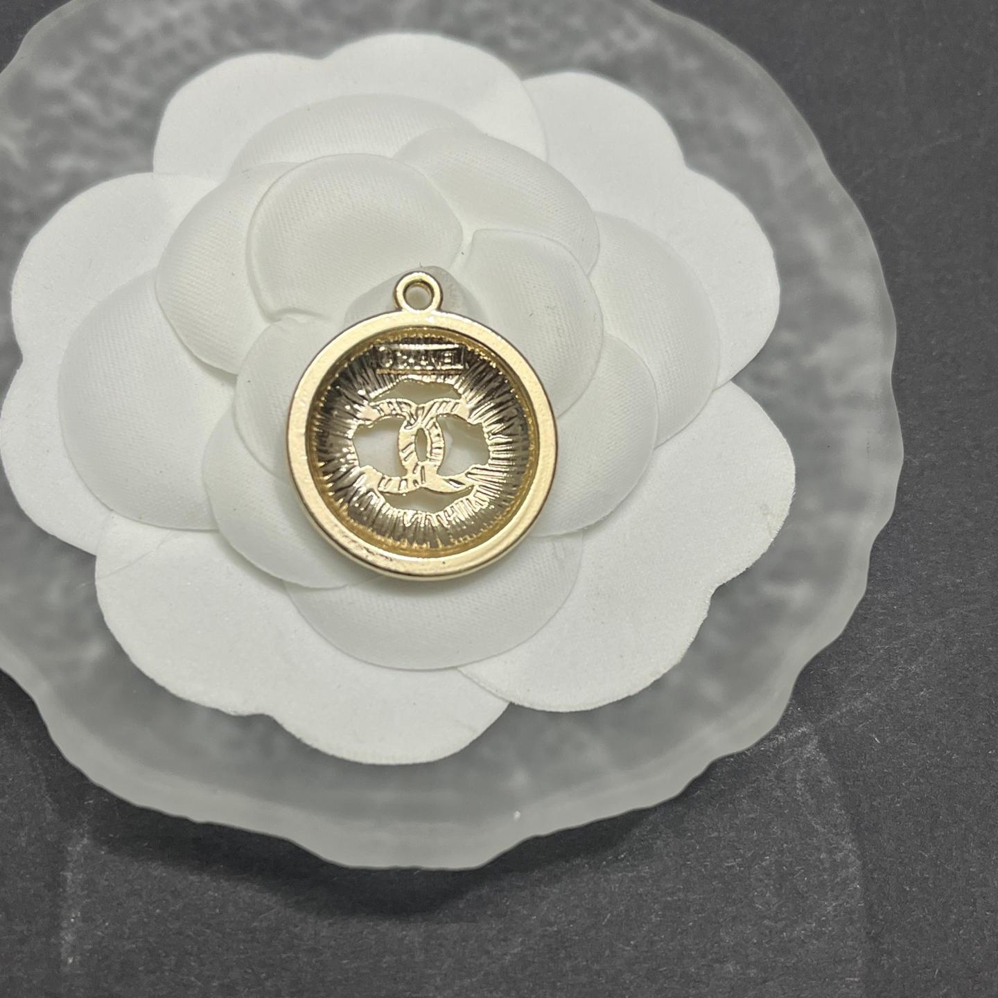 CC encircled by diamonds or pearls 23MM*23MM