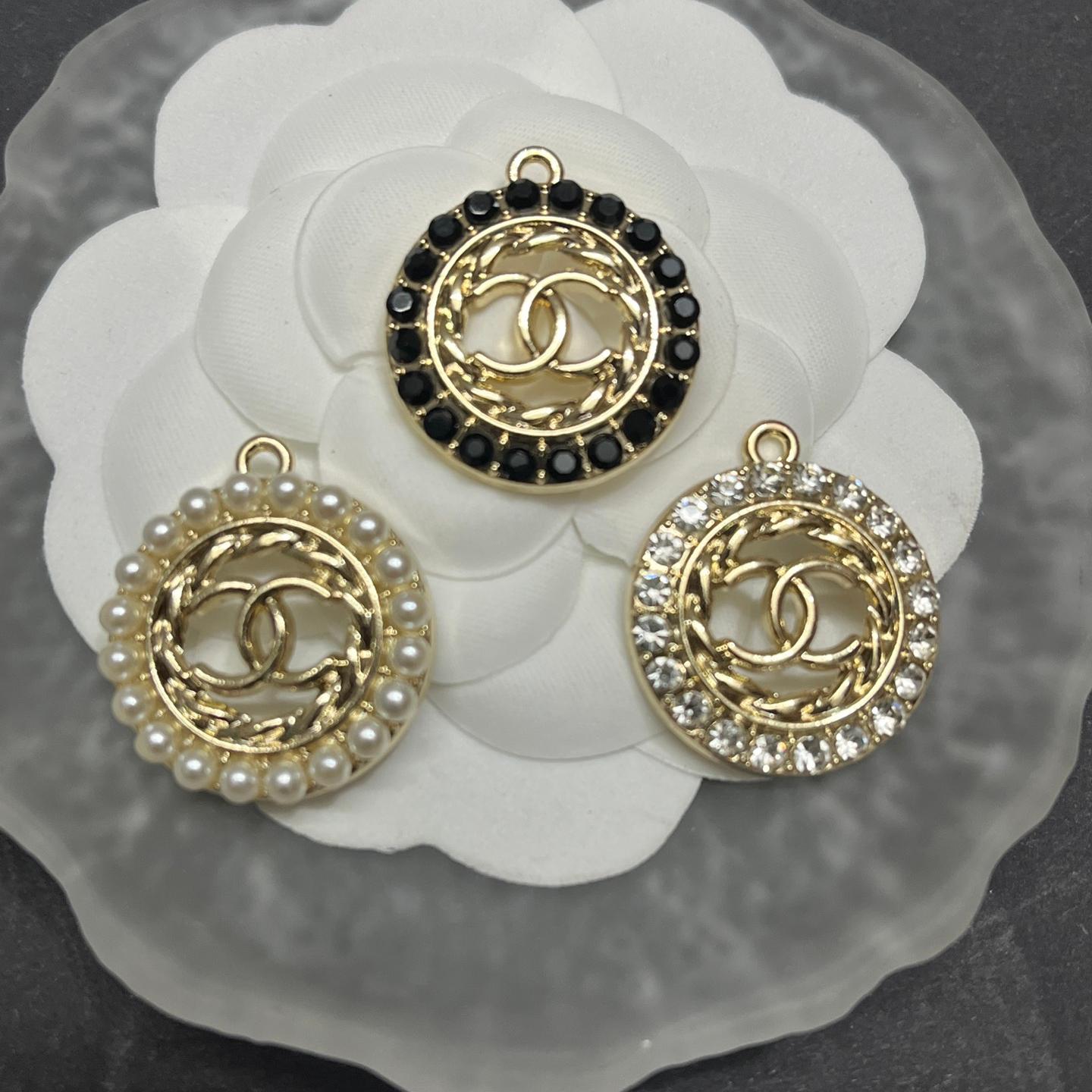 CC encircled by diamonds or pearls 23MM*23MM