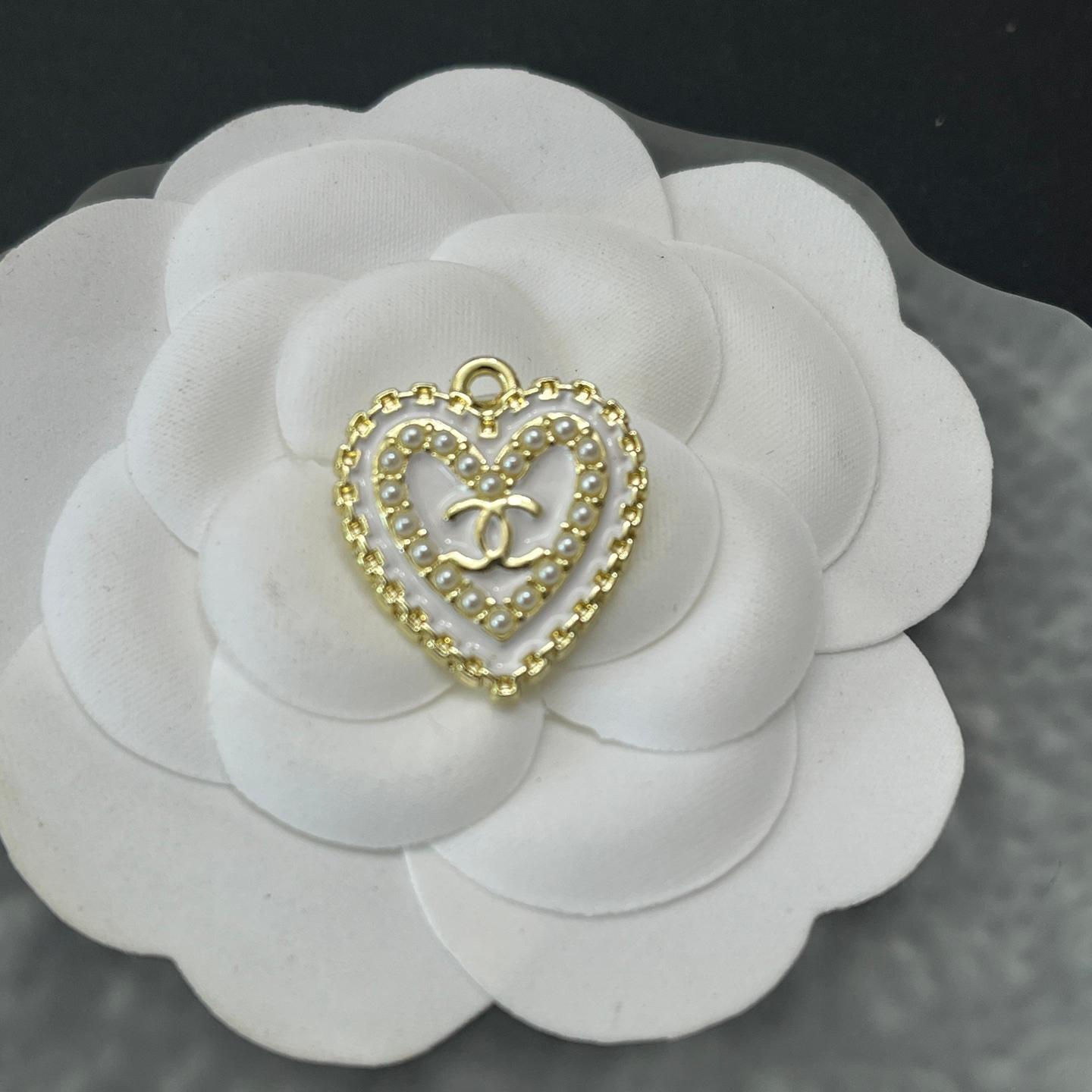 CC-Love Shape With Pearls 22MM*20MM