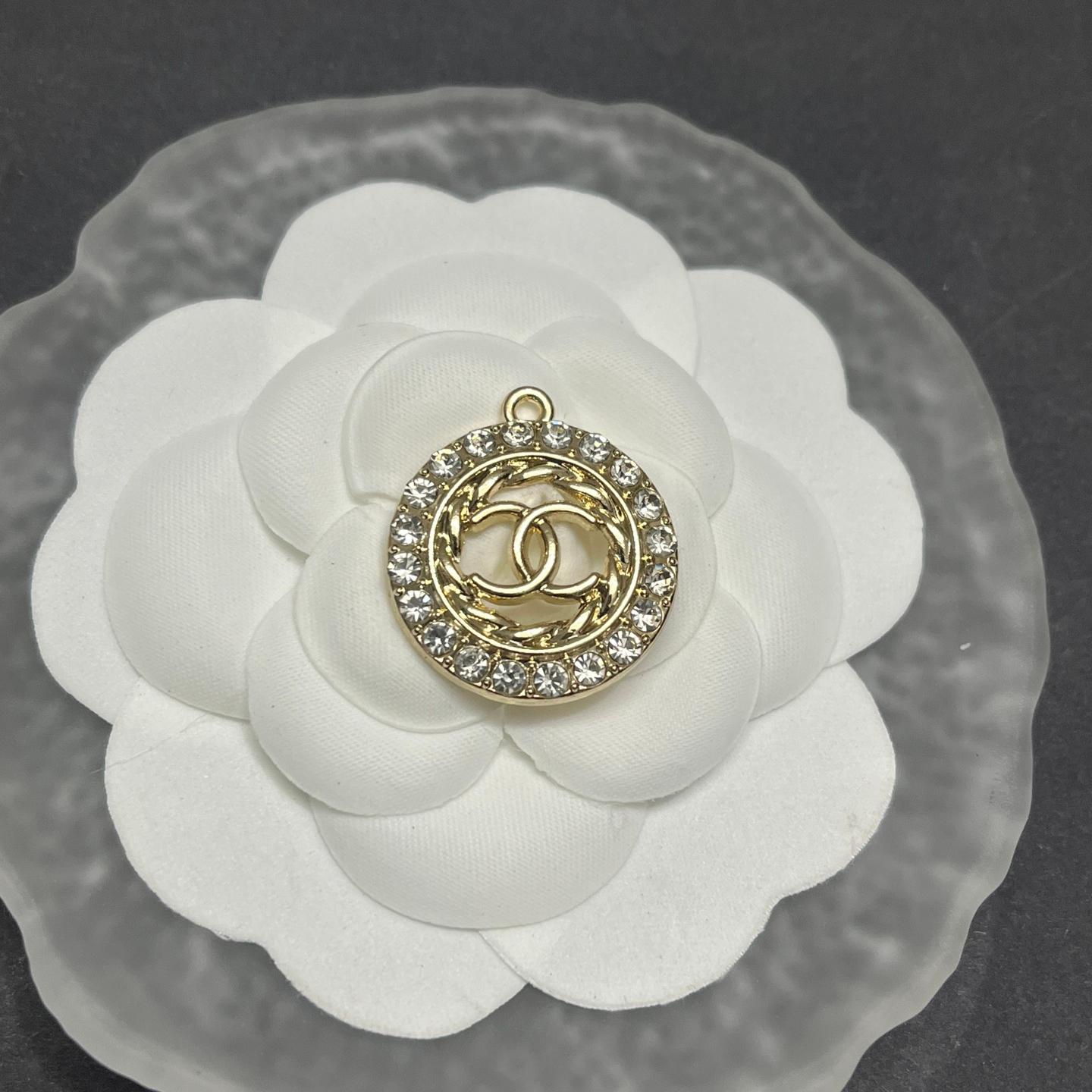 CC encircled by diamonds or pearls 23MM*23MM