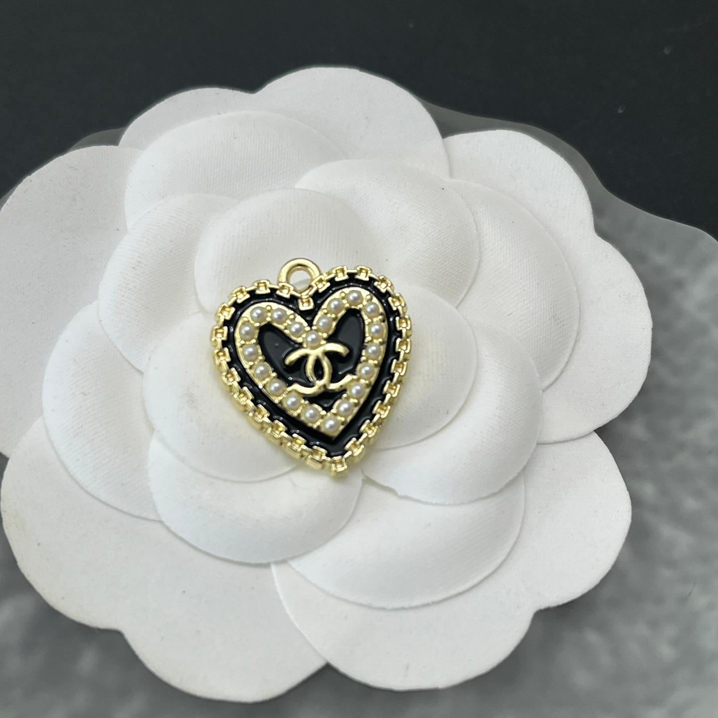 CC-Love Shape With Pearls 22MM*20MM