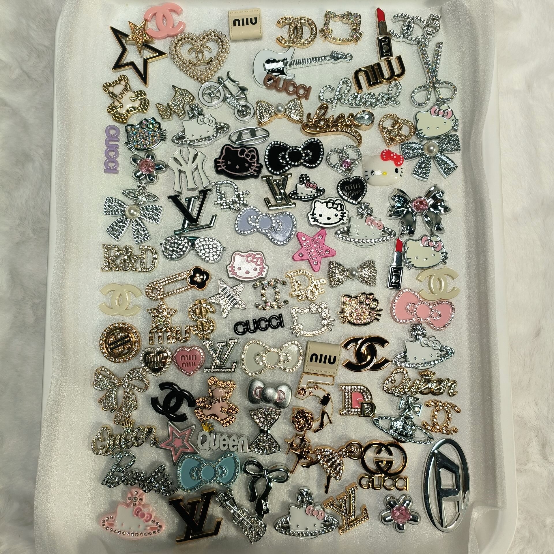 100-300PCS MIX CHARMS (Non-Metal) for various DIY projects such as junk cases, shoes, socks, hats, etc.