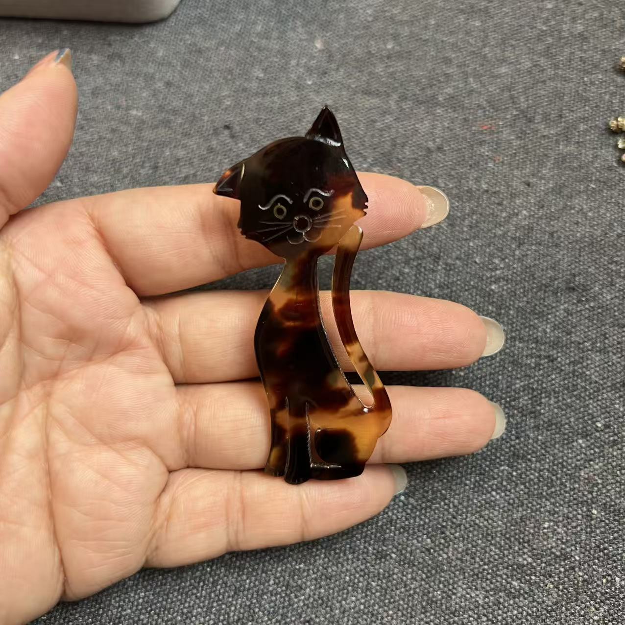 Natural-Material Brooch with Kitten Desig