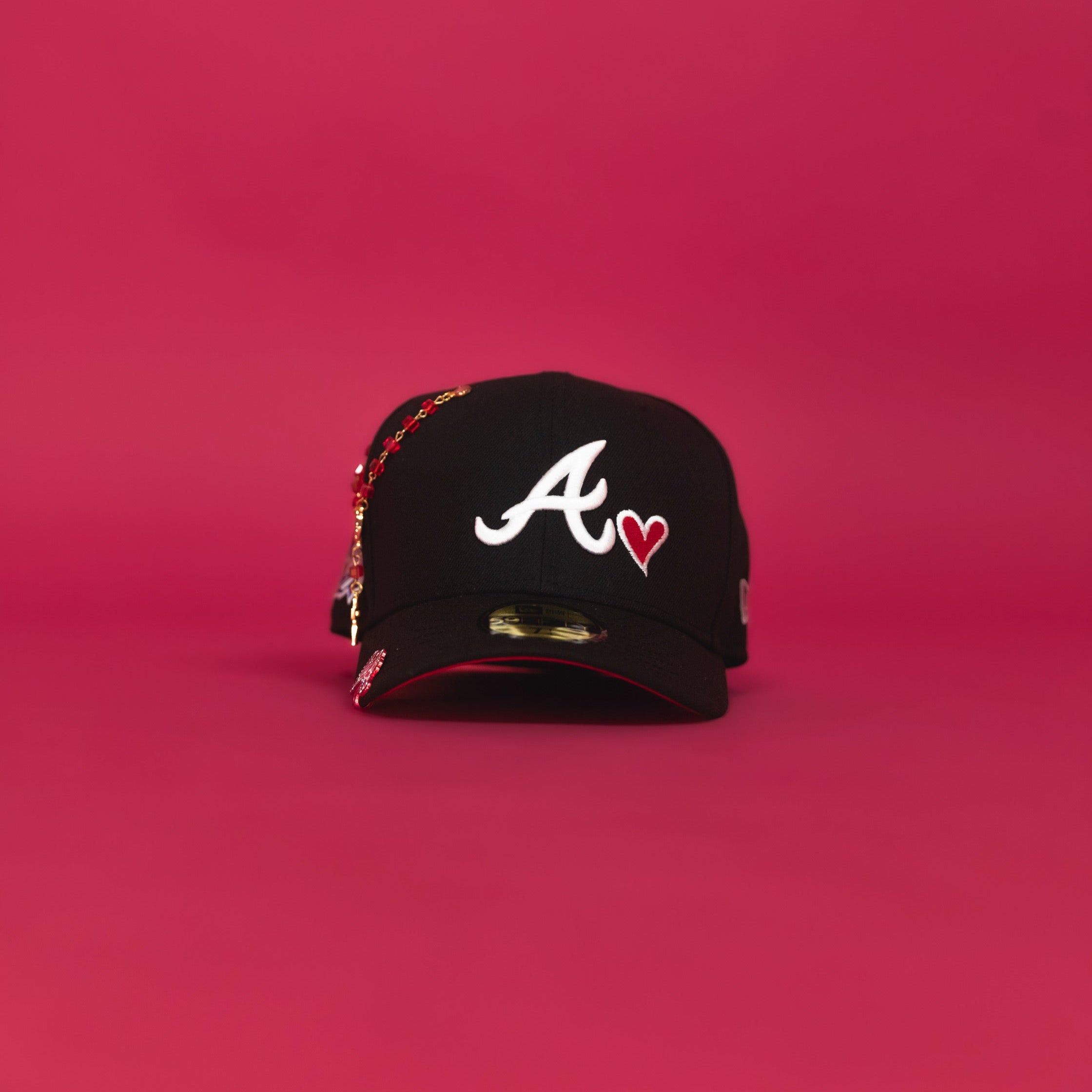 NEW ERA 59FIFTY BLACK ATLANTA BRAVES W/ RED HEART + 1999 WORLD SERIES SIDE PATCH - Thesouthcap