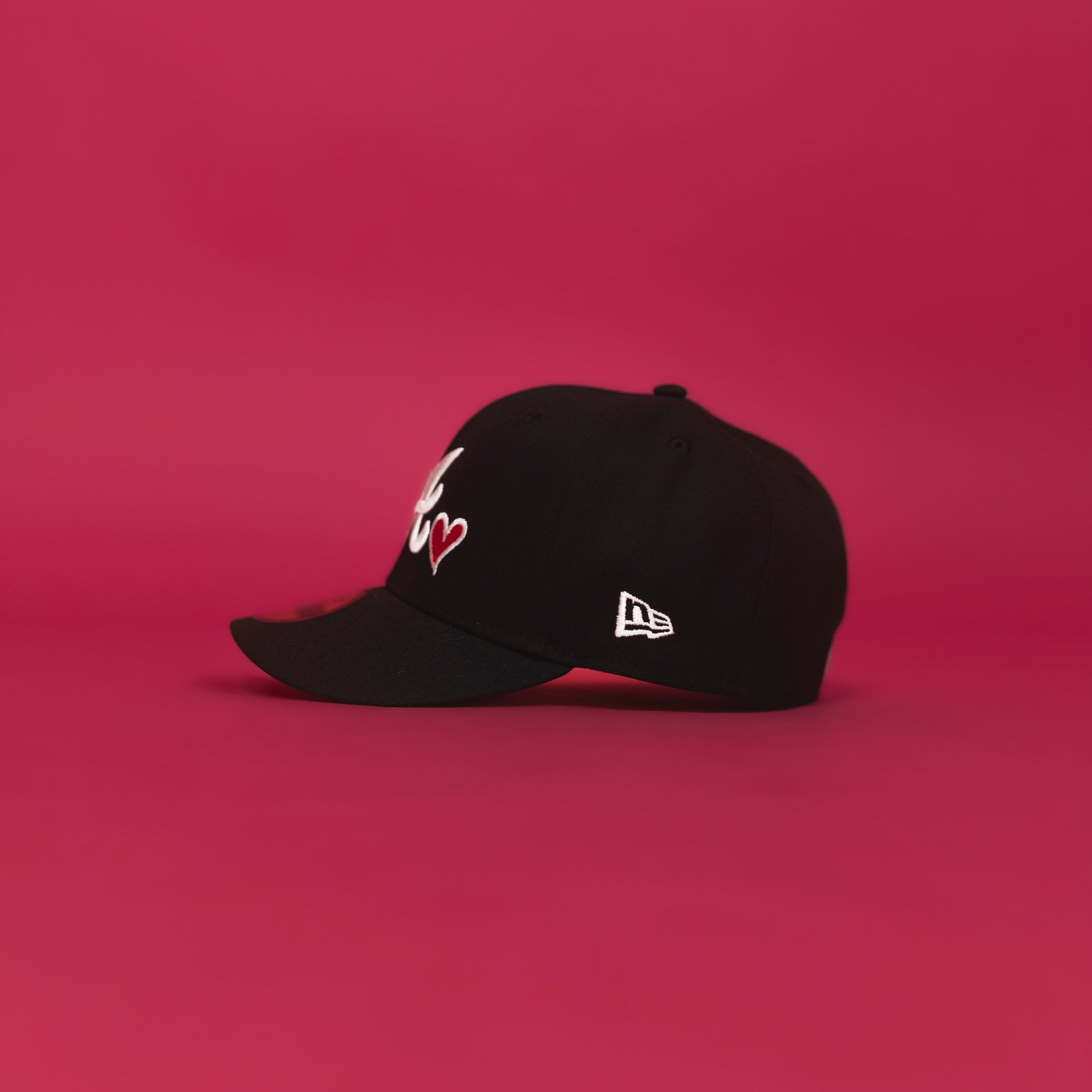 NEW ERA 59FIFTY BLACK ATLANTA BRAVES W/ RED HEART + 1999 WORLD SERIES SIDE PATCH - Thesouthcap