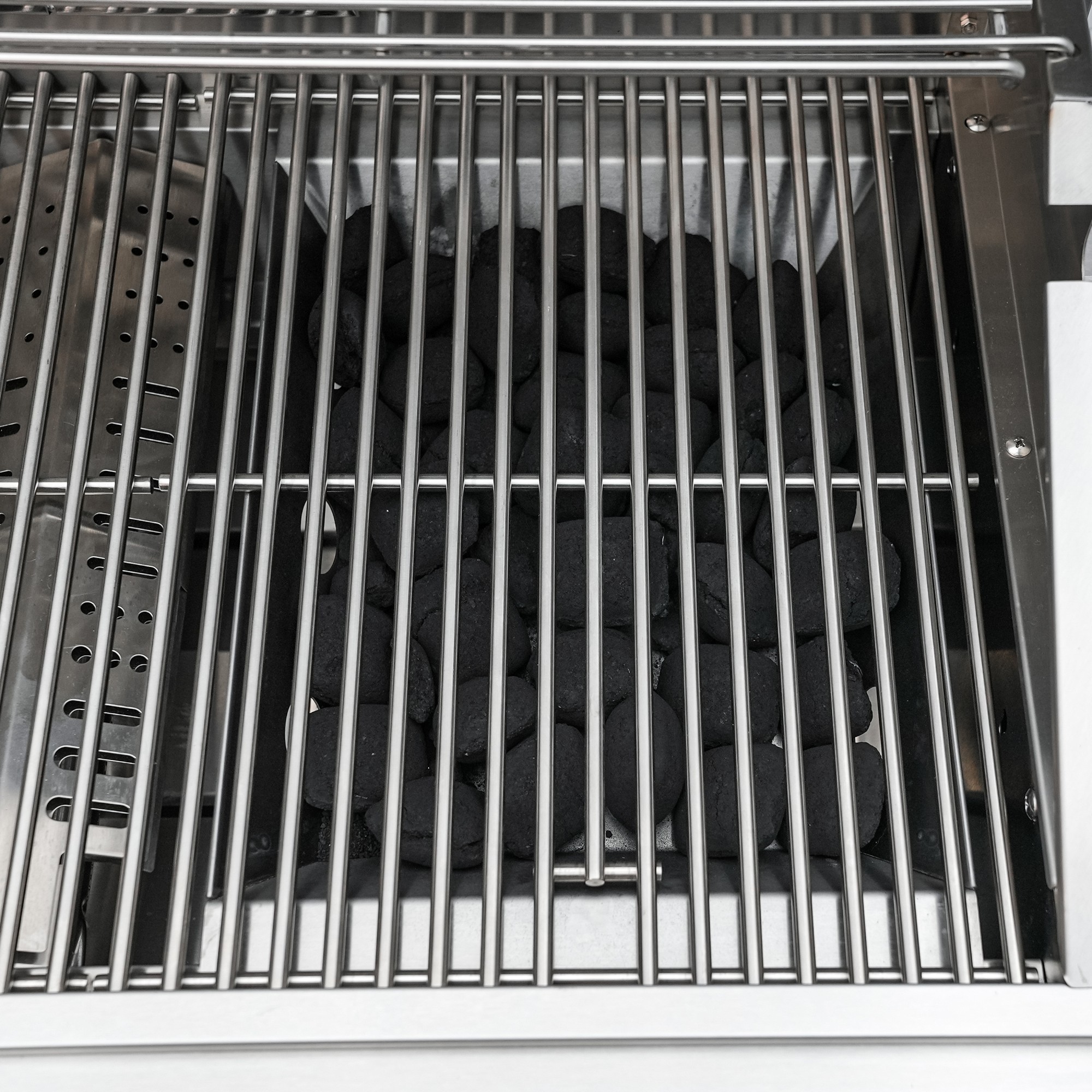 Mont Alpi 805 Deluxe Island with Beverage Center, Fridge, & Corner Module