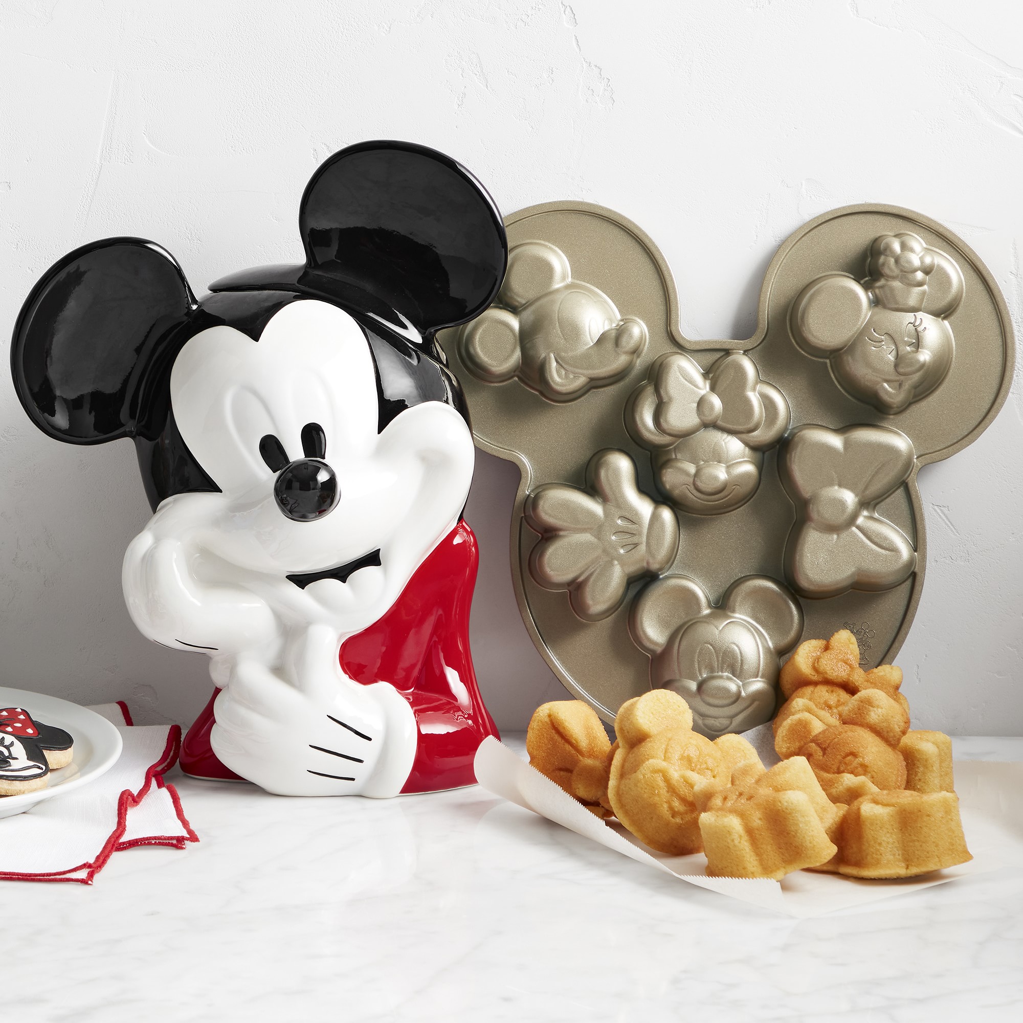 Williams Sonoma Mickey and Minnie Mouse Cast Aluminum Cakelet Pan, 11