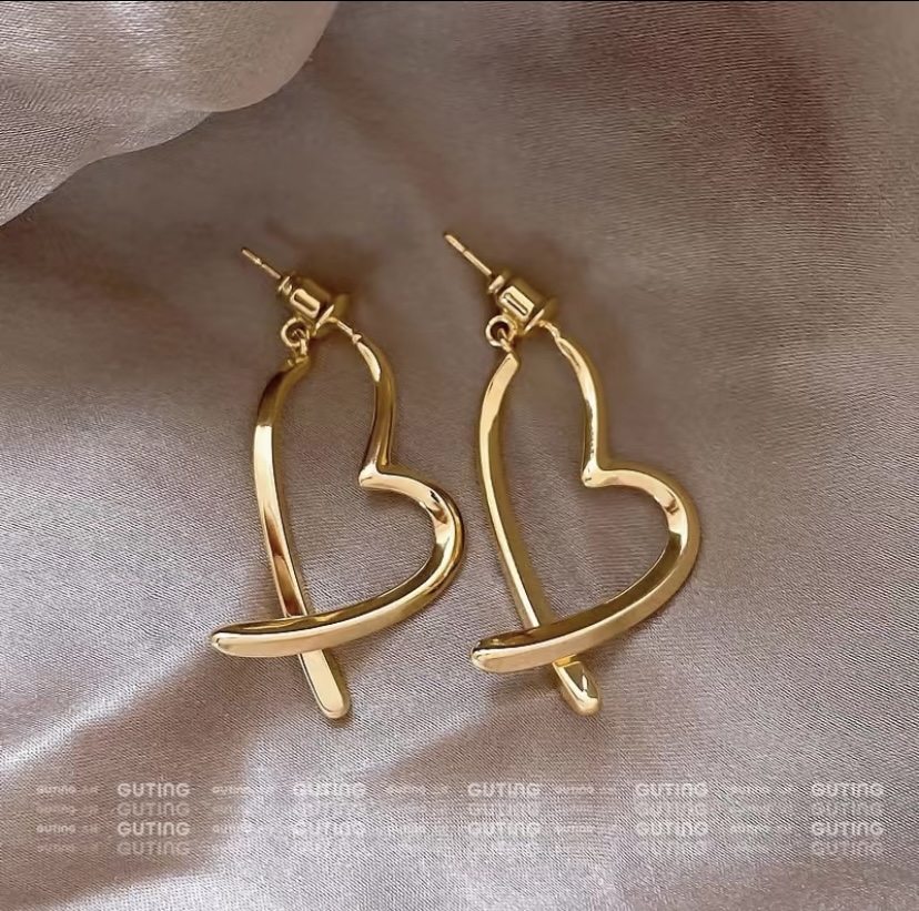 12220 is a pair of heart-shaped earrings with a touch of sophistication. It is a retro heart-shaped earring and a fashionable accessory that is simple and versatile
