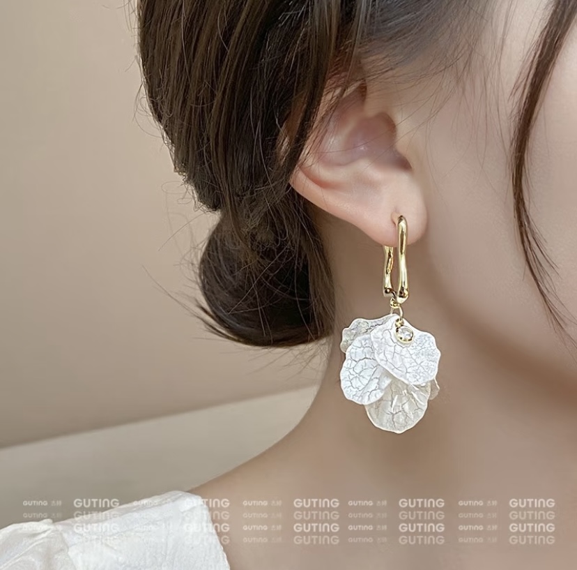 13164 Light Luxury Creative Cracked petal handcrafted earrings, Super Ethereal French earrings, ins Super ethereal white flower earrings