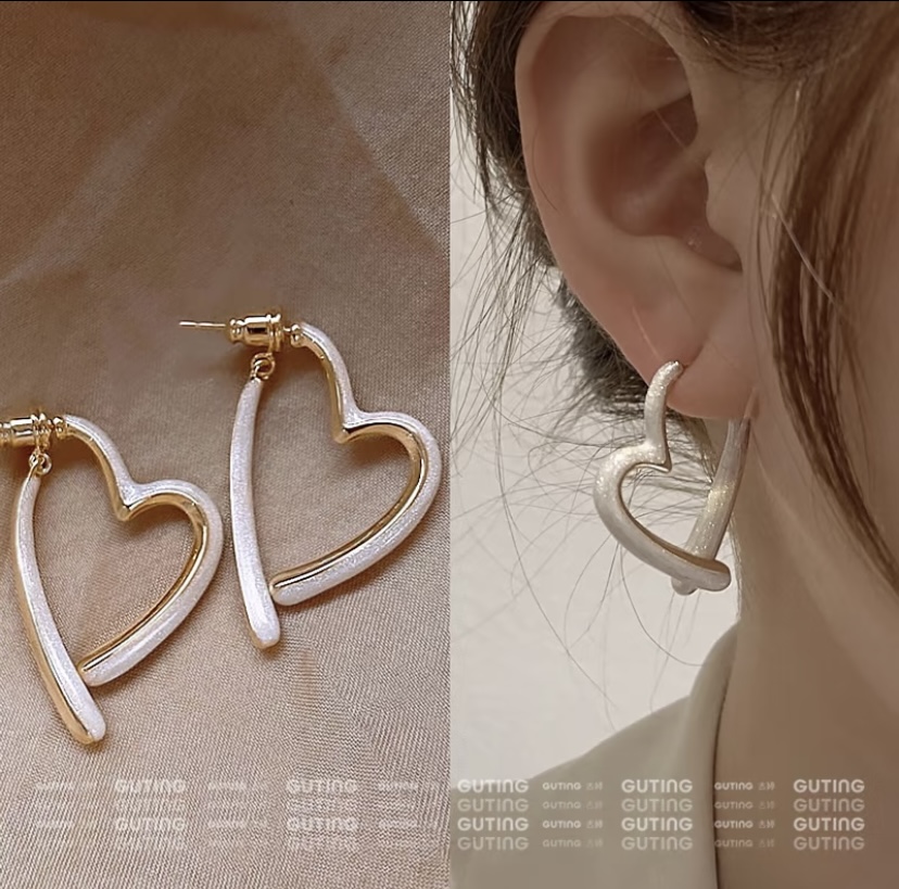 12220 is a pair of heart-shaped earrings with a touch of sophistication. It is a retro heart-shaped earring and a fashionable accessory that is simple and versatile