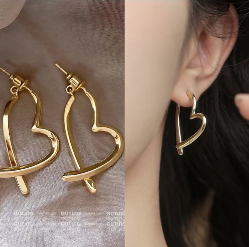 12220 is a pair of heart-shaped earrings with a touch of sophistication. It is a retro heart-shaped earring and a fashionable accessory that is simple and versatile