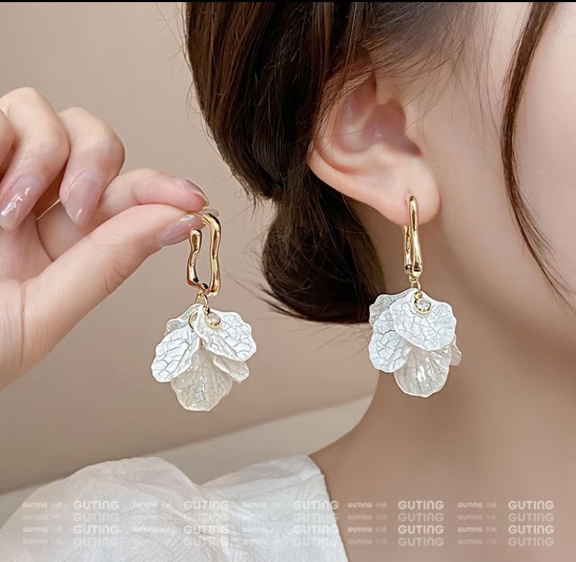13164 Light Luxury Creative Cracked petal handcrafted earrings, Super Ethereal French earrings, ins Super ethereal white flower earrings