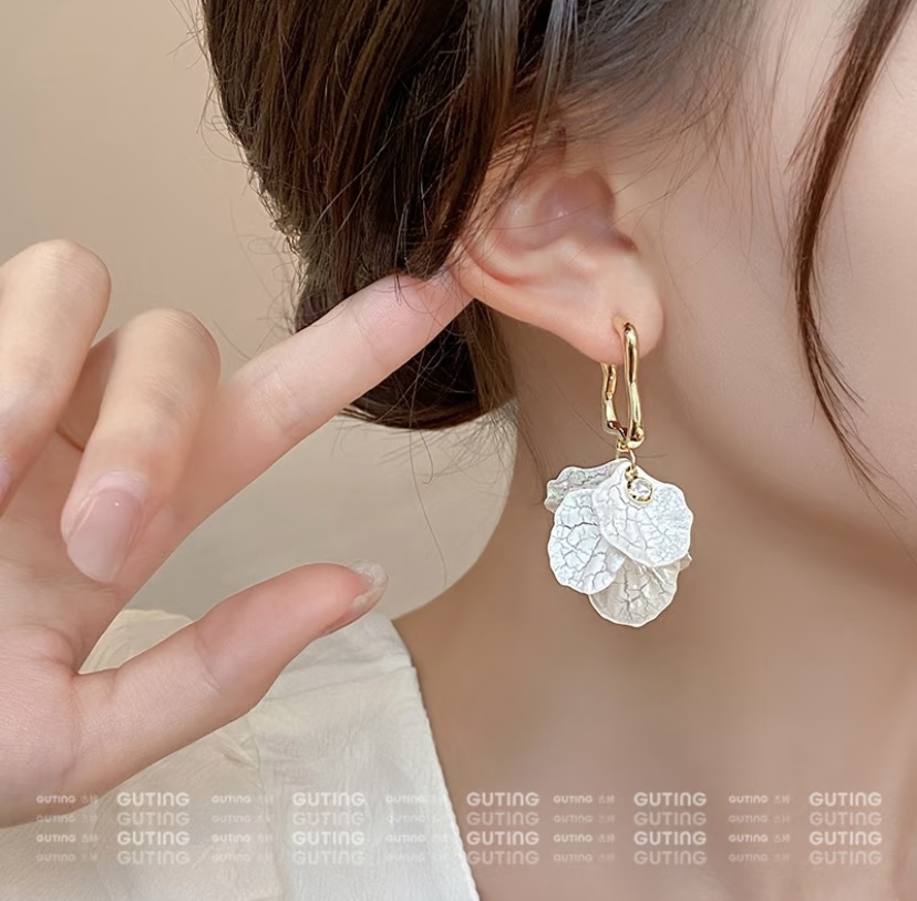 13164 Light Luxury Creative Cracked petal handcrafted earrings, Super Ethereal French earrings, ins Super ethereal white flower earrings