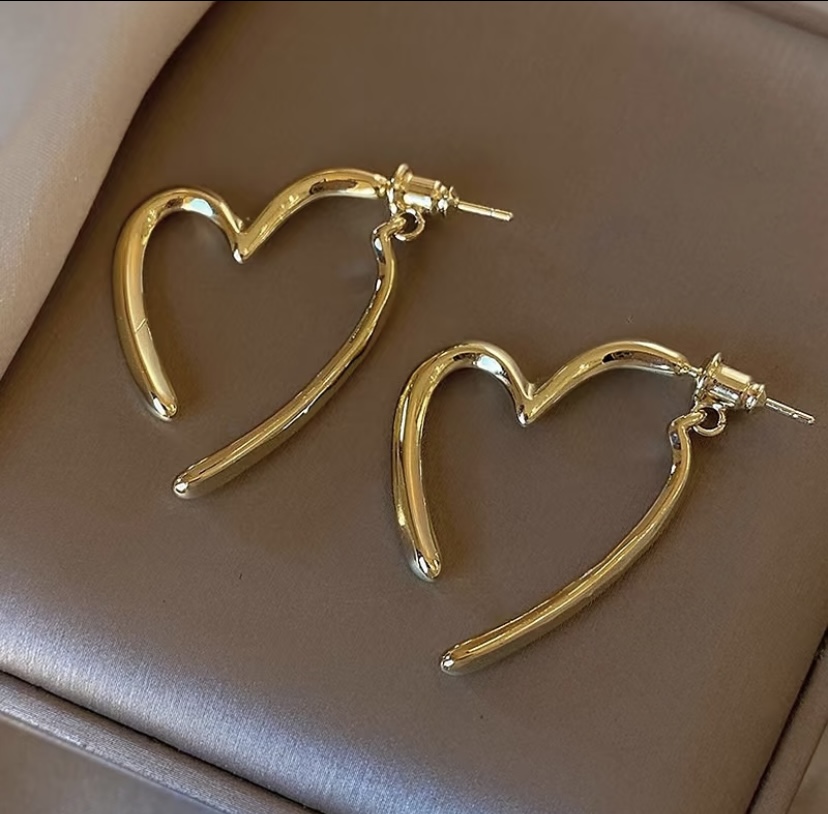 12220 is a pair of heart-shaped earrings with a touch of sophistication. It is a retro heart-shaped earring and a fashionable accessory that is simple and versatile