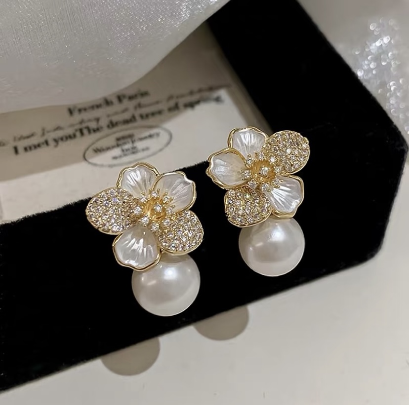 13010 High-gloss Shi Family Pearl Stud Camellia Earrings, elegant pearl earrings, super ethereal and light luxury