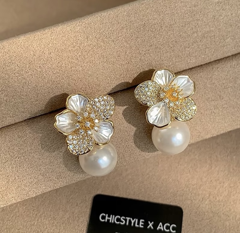 13010 High-gloss Shi Family Pearl Stud Camellia Earrings, elegant pearl earrings, super ethereal and light luxury