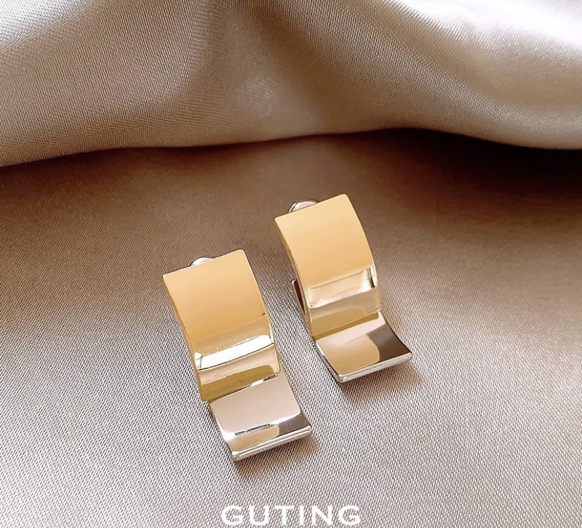 19117 Hu Manli's same style earrings, with a high-end mirror-like finish and geometric stud earrings, exude a grand and cool commuting style
