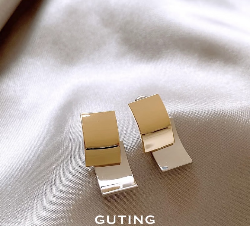 19117 Hu Manli's same style earrings, with a high-end mirror-like finish and geometric stud earrings, exude a grand and cool commuting style
