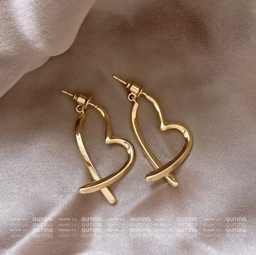 12220 is a pair of heart-shaped earrings with a touch of sophistication. It is a retro heart-shaped earring and a fashionable accessory that is simple and versatile