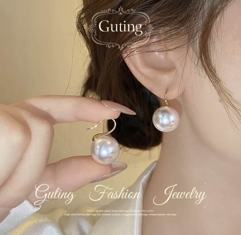 32/5000 21949 Shi Family High Heel Pearl Earrings, with a light luxury and high-end feel, large pearl stud earrings, versatile commuting earrings