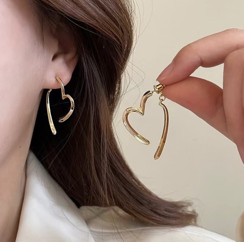12220 is a pair of heart-shaped earrings with a touch of sophistication. It is a retro heart-shaped earring and a fashionable accessory that is simple and versatile