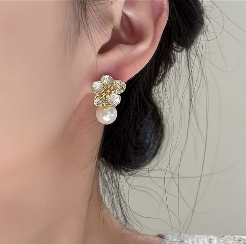 13010 High-gloss Shi Family Pearl Stud Camellia Earrings, elegant pearl earrings, super ethereal and light luxury