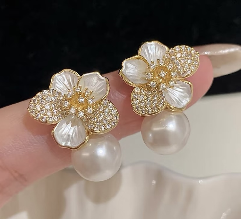 13010 High-gloss Shi Family Pearl Stud Camellia Earrings, elegant pearl earrings, super ethereal and light luxury