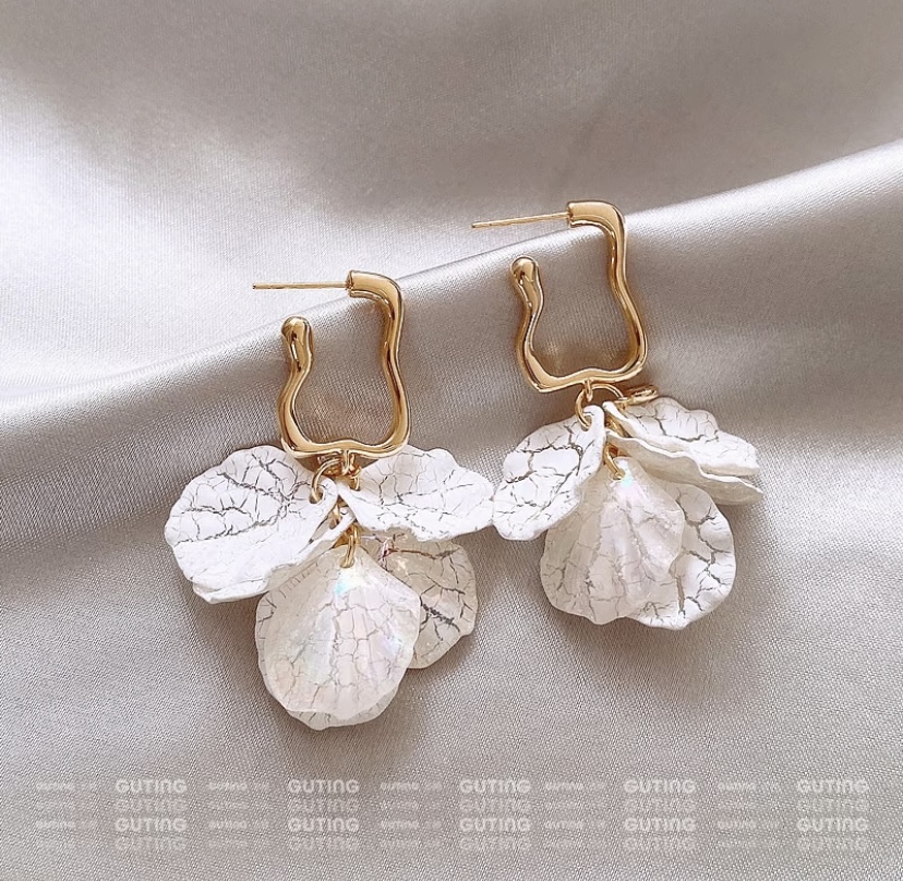 13164 Light Luxury Creative Cracked petal handcrafted earrings, Super Ethereal French earrings, ins Super ethereal white flower earrings