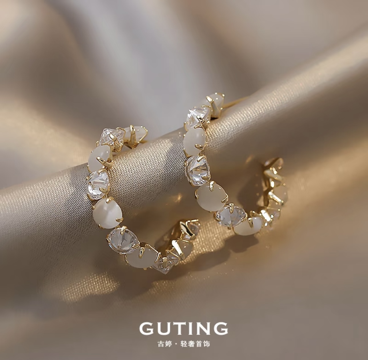 Transparent little cat earrings, shining and elegant, with a high-end commuting feel. Stylish, round face, fresh and delicate stud earrings